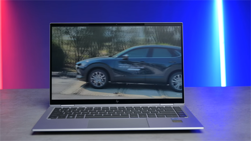 Màn hình 14 inch của HP EliteBook X360 1040 G8 cho chất lượng hiển thị tốt, độ sáng cao. (Nguồn: Engadget).