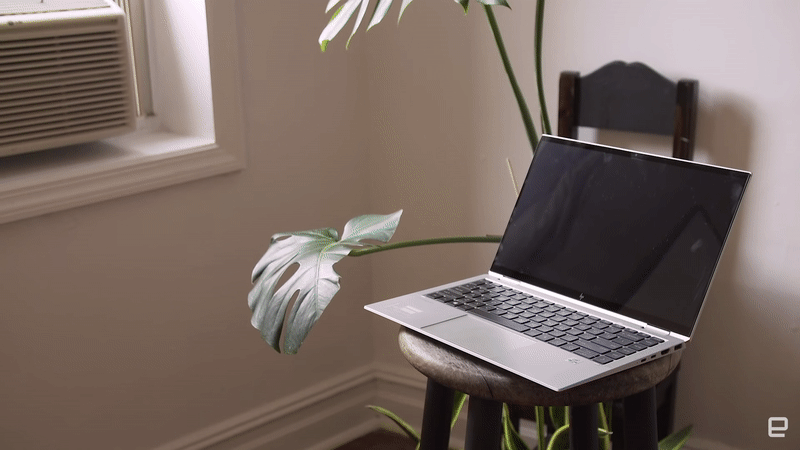 HP EliteBook X360 1040 G8 tự động khóa màn hình và tự mở khi nhận thấy người dùng quay lại. (Nguồn: Engadget).