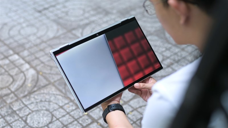 Nếu chỉ dùng các tác vụ làm việc, giải trí thông thường thì pin của HP EliteBook X360 1040 G8 hoàn toàn có thể trụ được 5 - 6 tiếng. (Nguồn: Engadget).