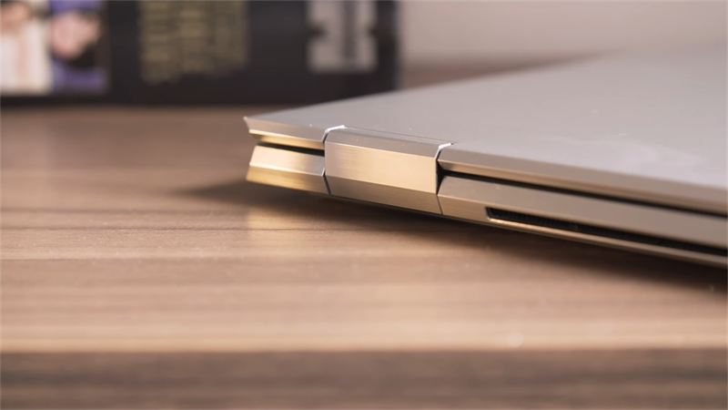 Phần bản lề của HP EliteBook X360 1040 G8 được hoàn thiện với chất lượng cao. (Nguồn: Engadget).