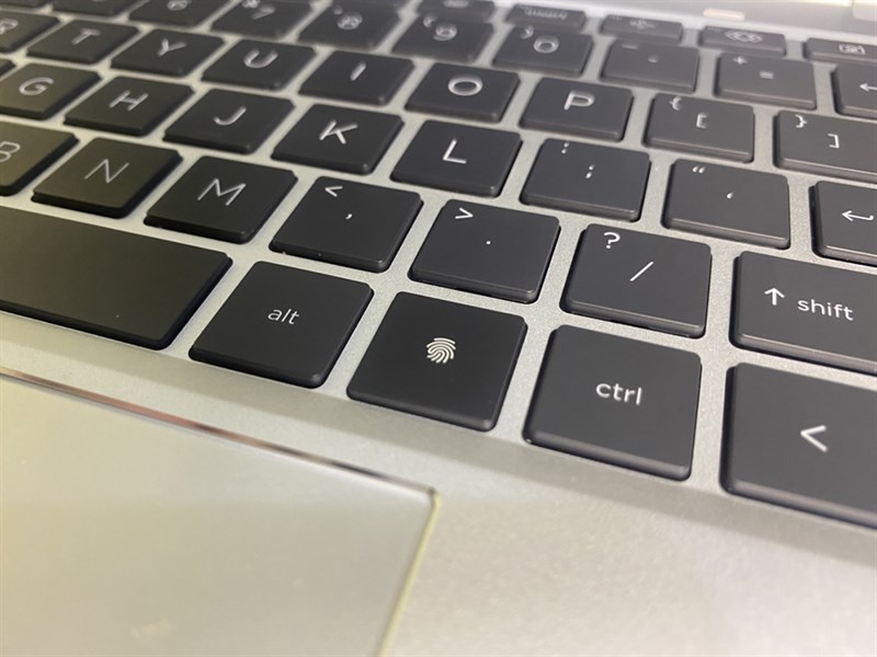 Cảm biến vân tay một chạm của HP EliteBook X360 1040 G8 được tích hợp vào bàn phím.