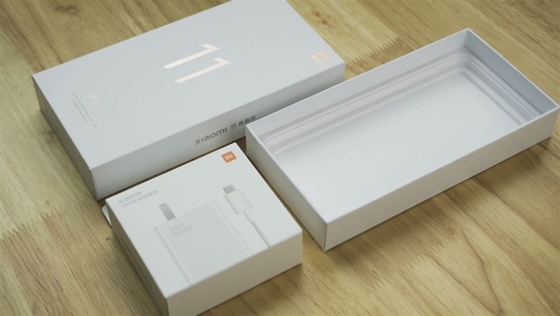 Mi 11 Lite 5G không có bộ cáp sạc trong hộp nhưng Xiaomi tặng kèm trong một hộp riêng. (Nguồn: Gizmochina).