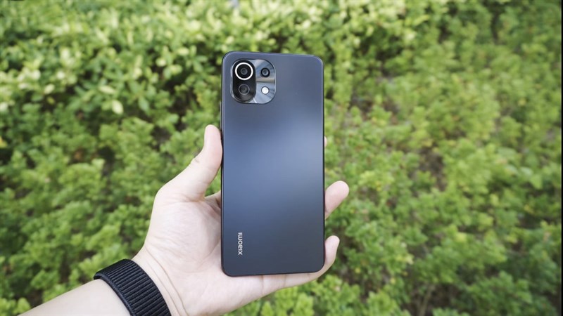 Mặt lưng được làm bằng kính phủ mờ AG trên Xiaomi Mi 11 Lite 5G. (Nguồn: Gizmochina). Mặt lưng được làm bằng kính phủ mờ AG trên Xiaomi Mi 11 Lite 5G. (Nguồn: Gizmochina).