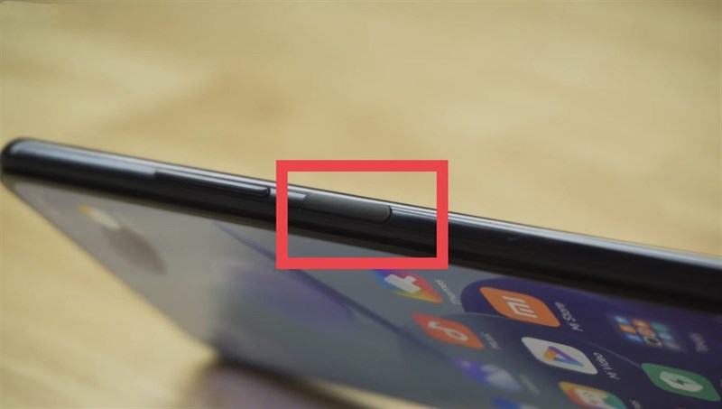 Nút nguồn kiêm cảm biến vân tay một chạm của Mi 11 Lite 5G. (Nguồn: Gizmochina).