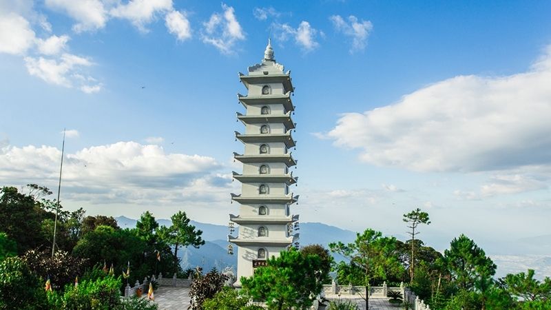 Ghé thăm tháp Chuông khi bạn đến khu đỉnh Bà Nà