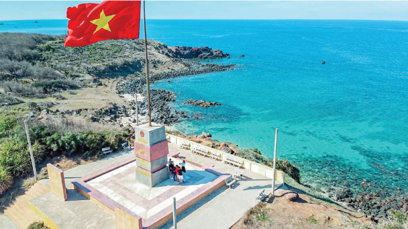 Cột cờ trên đảo Phú Quý là nơi check in không thể bỏ qua của du khách