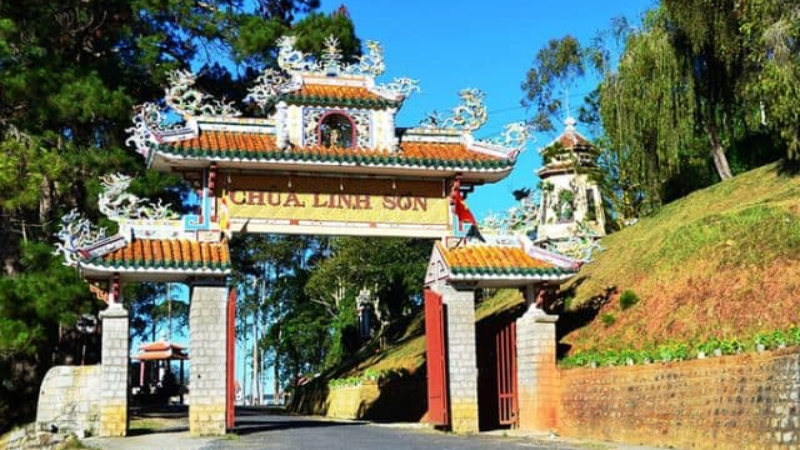 Chùa Linh Sơn là một trong những nơi thanh tịnh để bạn ghé thăm