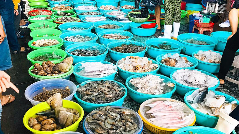 Chợ Hàng Dương với vô số hải sản tươi sống