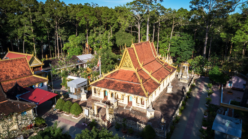Chùa Âng mang kiến trúc độc đáo của người Khmer.