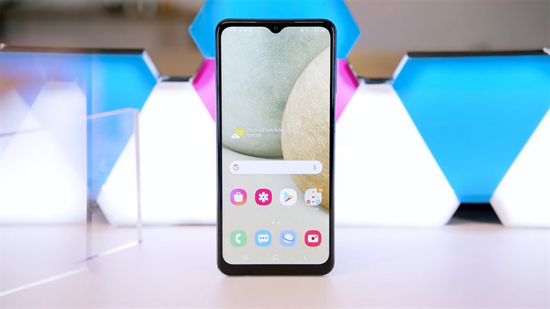 Không lo về giá với Galaxy A12 giảm sốc cuối tuần, mua là không sai