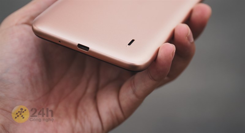 Cạnh dưới của máy là nơi đặt mic, cổng sạc Micro USB và loa ngoài lại nằm ở mặt lưng. Cạnh dưới của máy là nơi đặt mic, cổng sạc Micro USB và loa ngoài lại nằm ở mặt lưng.