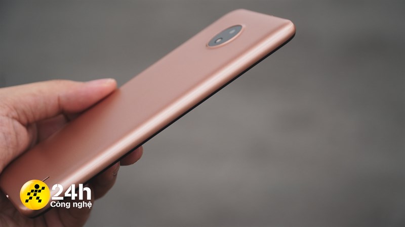 Cạnh trái của Nokia C20 thì hoàn toàn trống. Cạnh trái của Nokia C20 thì hoàn toàn trống.