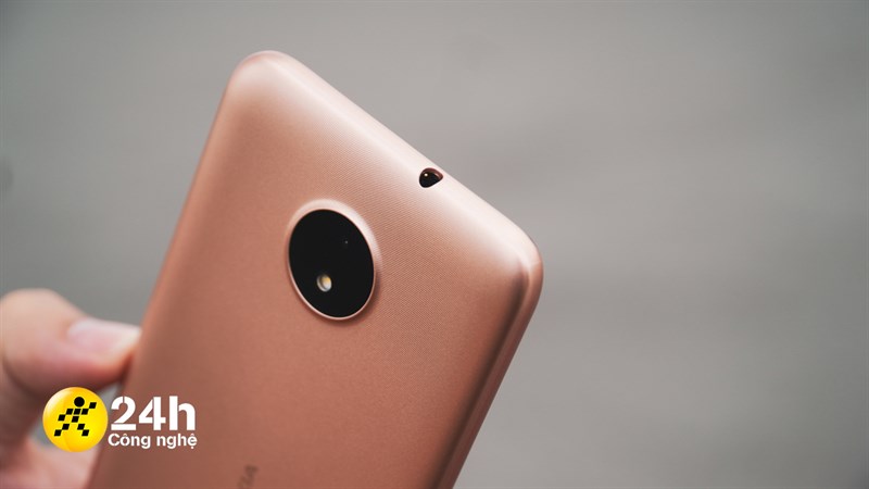 Cạnh trên của máy sẽ có cổng cắm tai nghe 3.5 mm truyền thống. Cạnh phải của Nokia C20 sẽ có phím tăng/giảm âm lượng và phím nguồn.