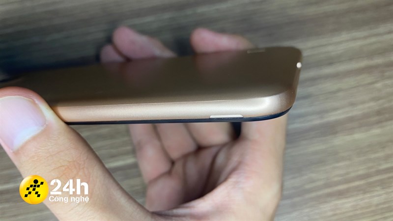 Phần vết lõm bên cạnh phải của máy được dùng để tháo nắp lưng dễ dàng hơn. Phần vết lõm bên cạnh phải của máy được dùng để tháo nắp lưng dễ dàng hơn.