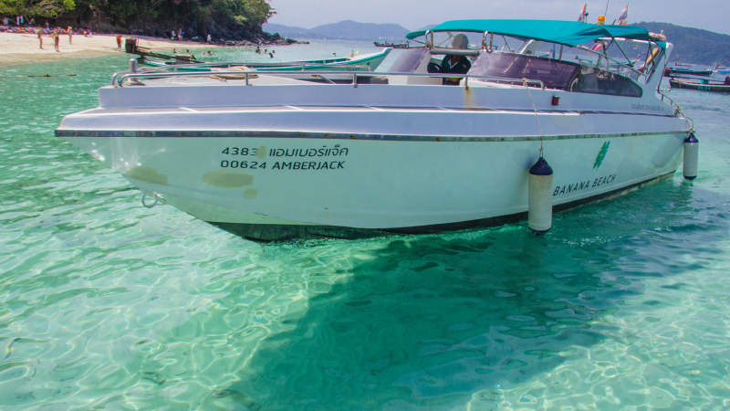 Tàu thủy thường được dùng để khám phá các hòn đảo xinh đẹp tại Phuket