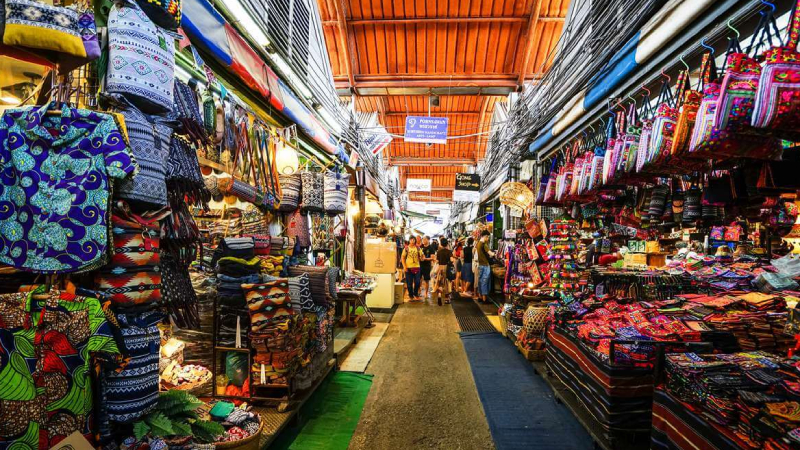 Bạn có thể thỏa sức mua các món quà lưu niệm ở chợ đêm Phuket