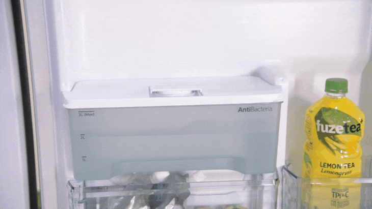 Ngăn lấy nước ngoài kháng khuẩn, khử mùi Water Dispenser trên tủ lạnh Panasonic > Hộp chứa nước bên trong tủ lạnh 