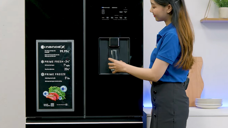 Ngăn lấy nước ngoài kháng khuẩn, khử mùi Water Dispenser trên tủ lạnh Panasonic > Lấy nước lạnh tiện lợi 