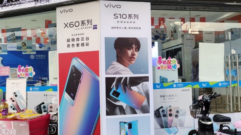 Poster quảng cáo Vivo S10 xuất hiện dày đặc: Thiết kế mỏng, mặt lưng có hiệu ứng chuyển sắc gradient, ba camera sau với cảm biến chính 108MP