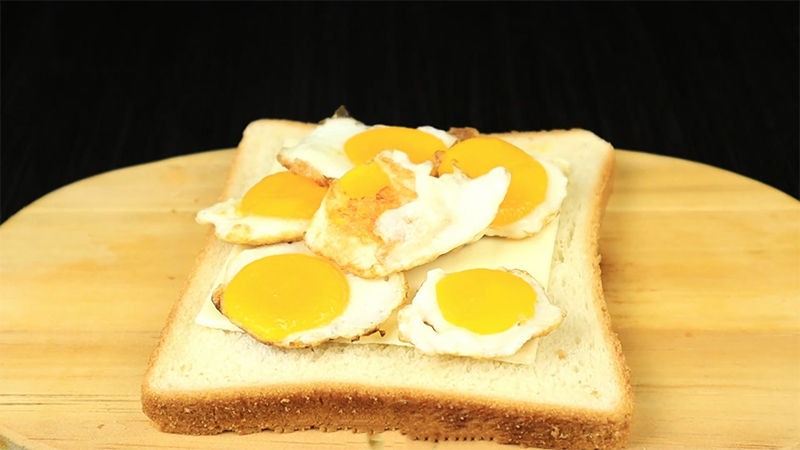 Trứng chiên mini ăn kèm với sandwich 