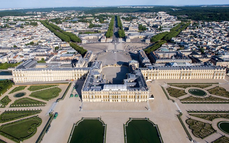 Versailles mang trong mình sự quyền uy của hoàng gia Pháp và ngự trị theo thời gian
