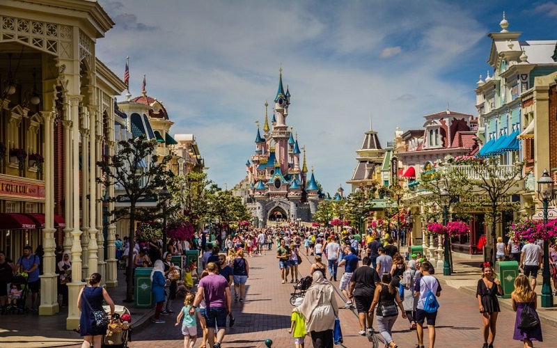 Disneyland Paris là nơi vui chơi giải trí hàng đầu thế giới của hãng Walt Disney.