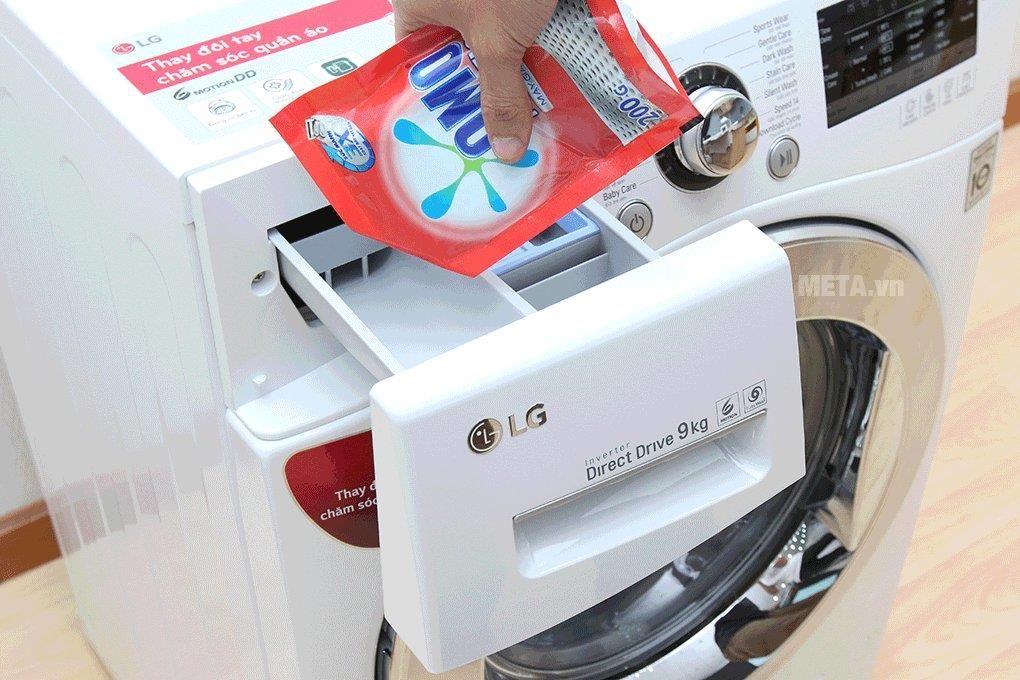 Đổ nước giặt vào ngăn bột giặt Đổ nước giặt vào ngăn bột giặt