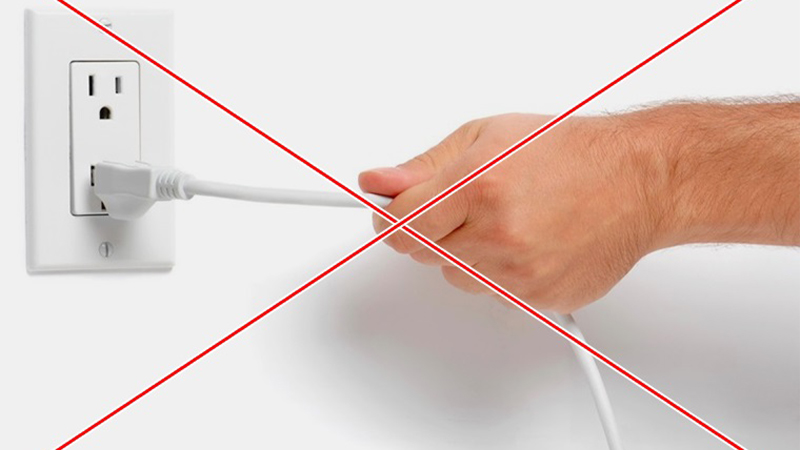 Tuyệt đối không cầm dây điện mà phải cầm đúng phích cắm để tránh dây điện bị đứt gây nguy hiểm