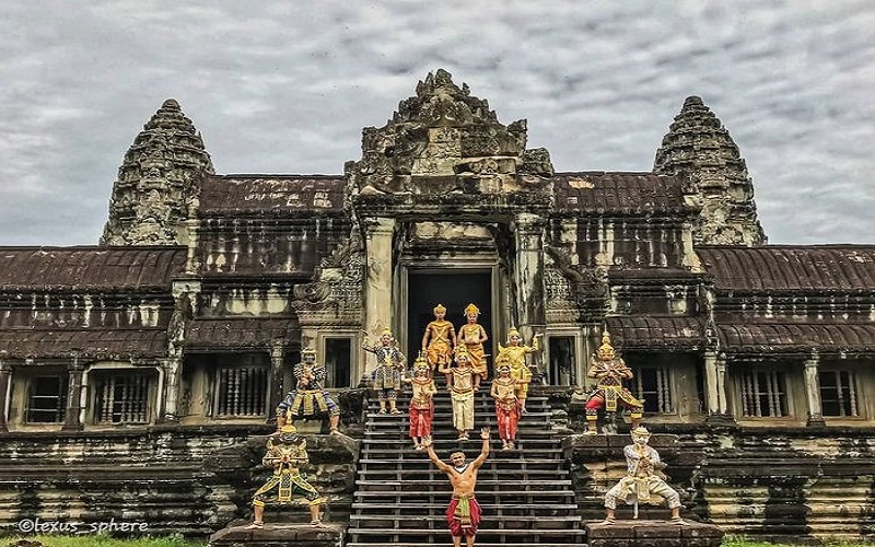 Một trong hai ngôi đền chính trong quần thể di tích cổ Angkor Wat đầy cổ kính