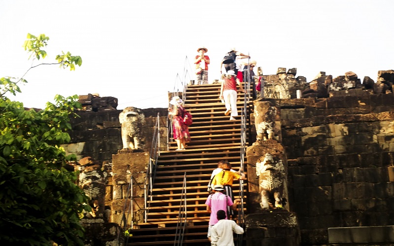 Leo lên đỉnh Phnom Bakheng ngắm Angkor Wat