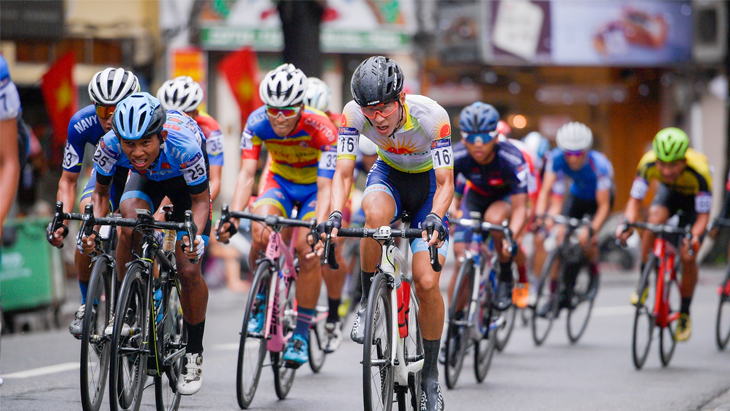 Hình ảnh chặng đầu tiên tại TP Cao Bằng giải đua xe đạp Non sông liền một  dải  Niềm tin chiến thắng