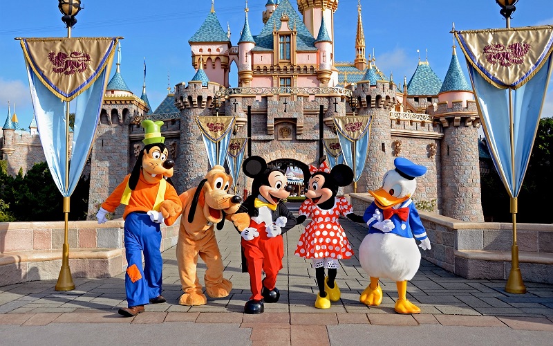 Dạo chơi thế giới cổ tích tại công viên Disneyland Paris.