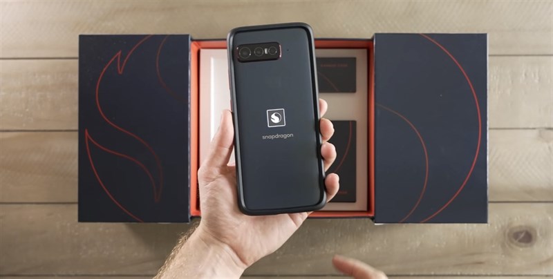 Sau khi đeo ốp vào thì điện thoại Qualcomm trông sẽ như thế này. Nguồn: The Tech Chap.