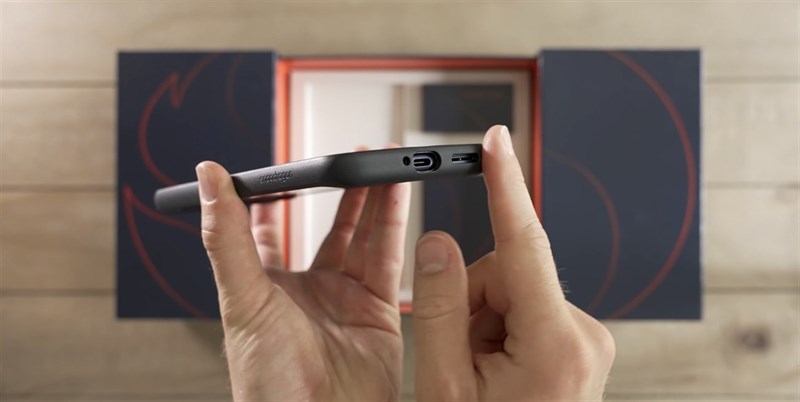 Trông chiếc điện thoại lúc này có hơi dày một chút. Nguồn: The Tech Chap.