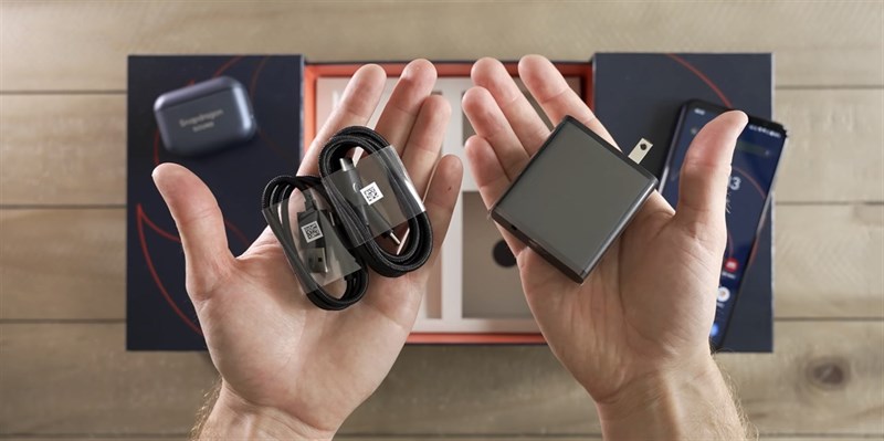 Bộ cáp sạc bao gồm củ sạc, 1 cáp USB Type C to C và 1 cáp Type A to C. Nguồn: The Tech Chap.