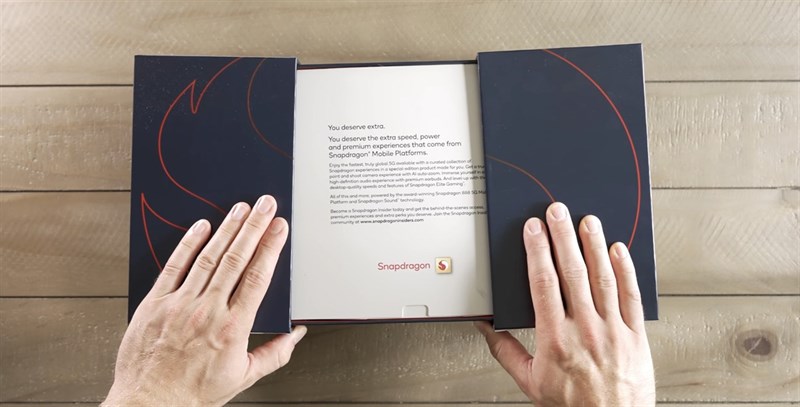 Hộp đựng đặc biệt của điện thoại Qualcomm. Nguồn: The Tech Chap.