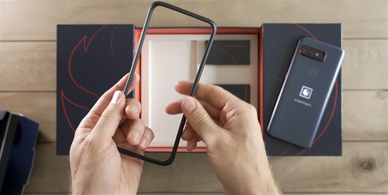 Gọi là ốp viền bởi vì phụ kiện này chỉ bao lấy phần khung viền của chiếc điện thoại mà thôi. Nguồn: The Tech Chap.