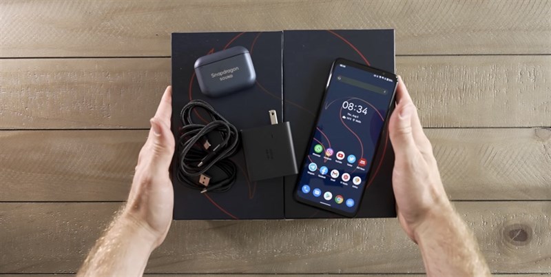 Toàn bộ những gì bên trong hộp của chiếc Smartphone for Snapdragon Insider. Nguồn: The Tech Chap.