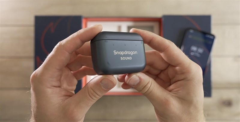 Hộp sạc của tai nghe không dây Qualcomm. Nguồn: The Tech Chap.