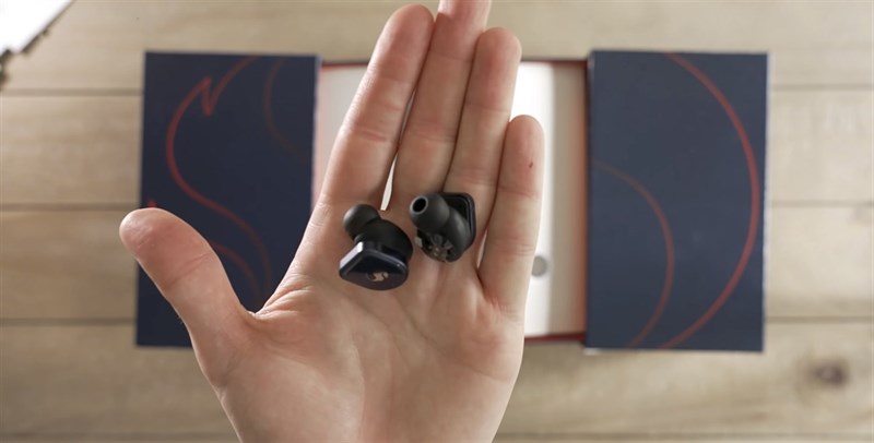 Đây là tai nghe không dây mà Qualcomm tặng kèm bên trong chiếc điện thoại. Nguồn: The Tech Chap.