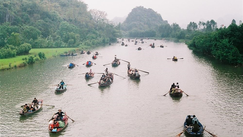 Chùa Hương vào tháng 1 đến tháng 4 là thời điểm diễn ra các lễ hội.