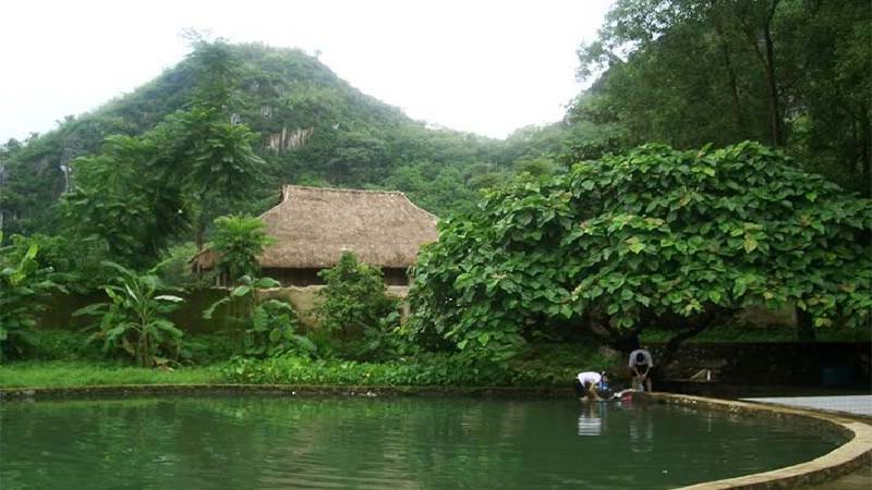 Tắm suối khoáng nóng tự nhiên tại Khu du lịch suối khoáng Kim Bôi