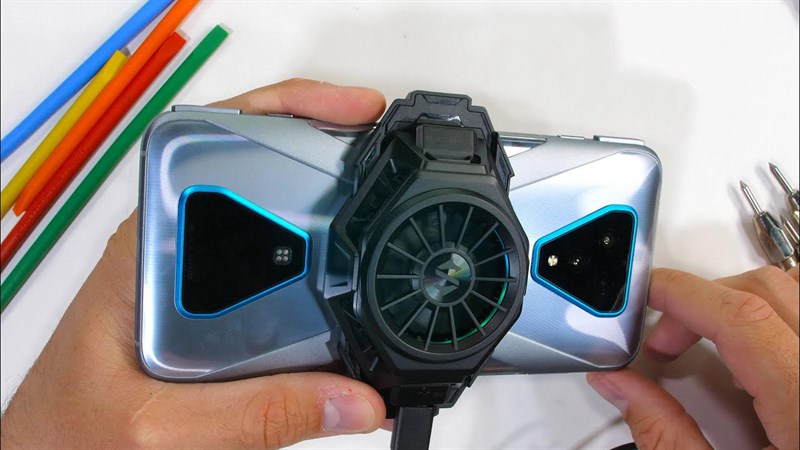 Có nên mua gaming phone trong khi các ‘flagship’ chơi game cũng đã ngon rồi? Cùng tìm hiểu điểm vượt trội của gaming phone