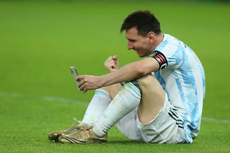 Thánh soi công nghệ: Đố bạn Messi đã dùng điện thoại gì