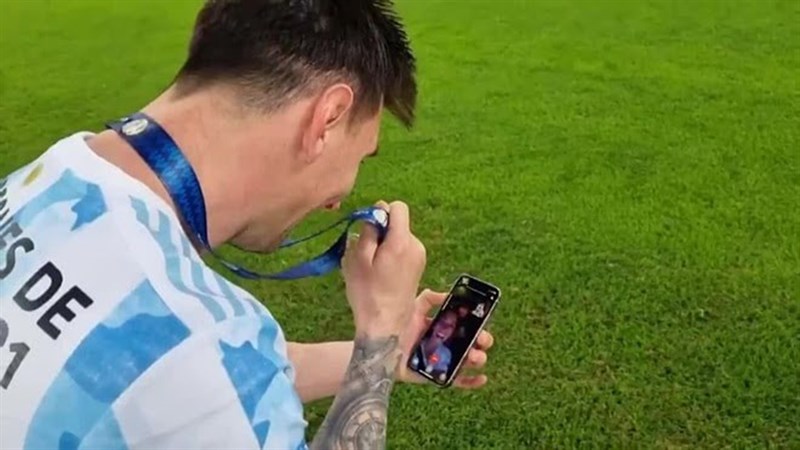 Thánh soi công nghệ: Đố bạn Messi đã dùng điện thoại gì