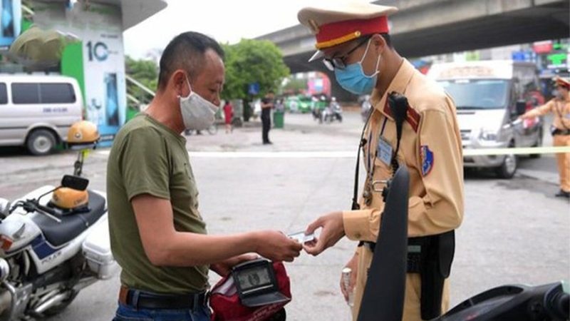 Người dân nên chủ động mang theo các giấy tờ như CMND, CCCD hoặc các giấy tờ khác có thể chứng minh nơi cư trú