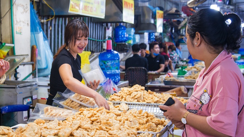 Mua chả mực về làm quà