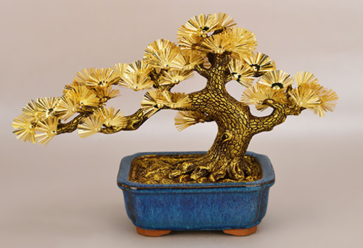 Gold-plated pine tree pot as a gift for business customers