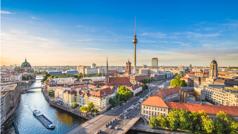 Thủ đô Berlin là một trong các địa điểm nhất định bạn phải đến khi tới du lịch Đức bởi vẻ đẹp cổ kính, yên bình