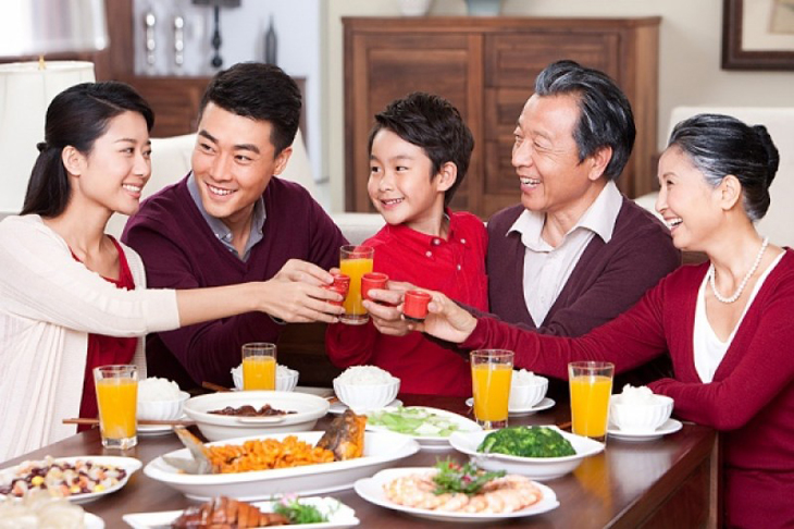 Một bữa cơm ấm áp bên người cao tuổi sẽ là món quá ý nghĩa vào dịp mừng thọ